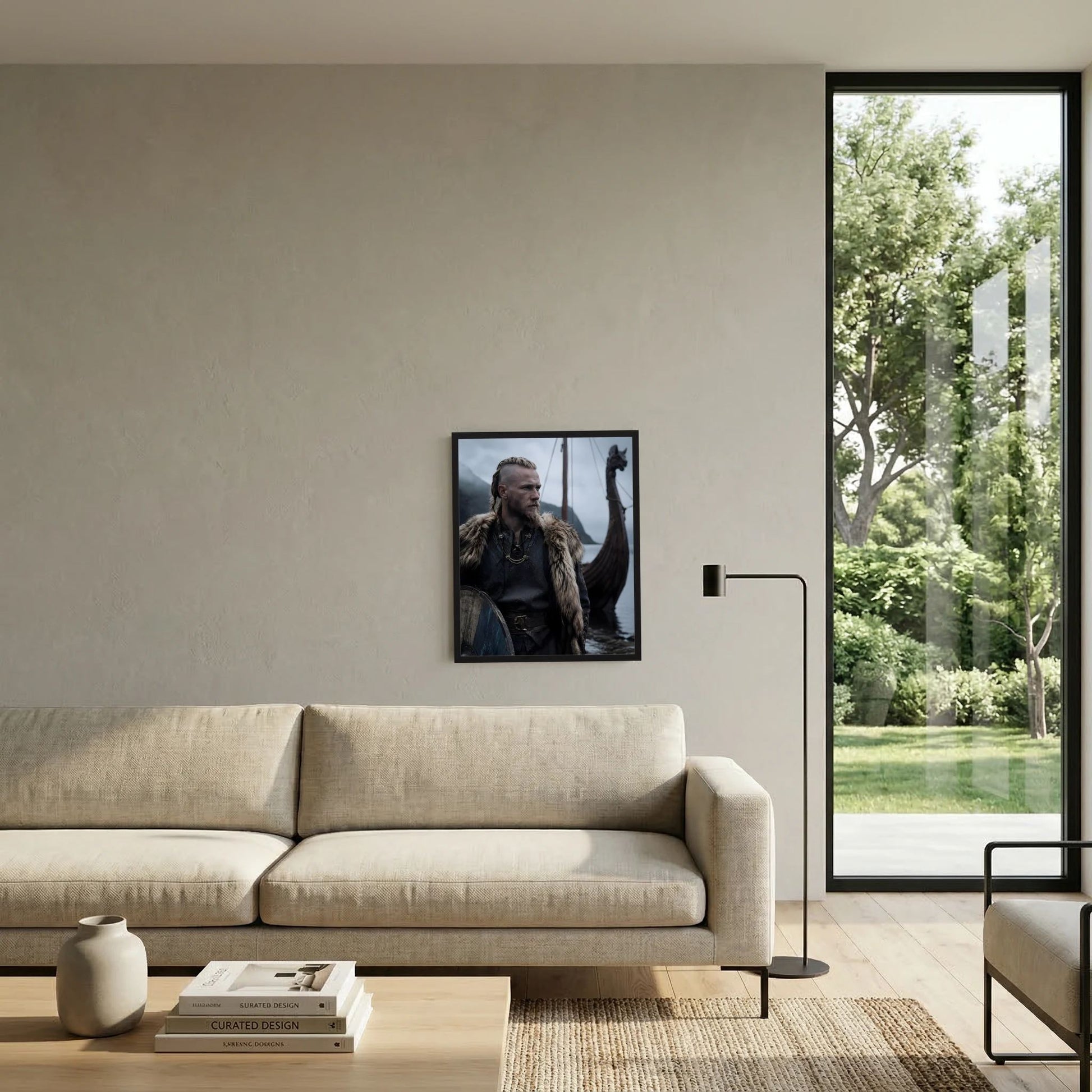 Wikinger-Krieger-Poster neben Sofa: nordischer Seefahrer mit Pelzumhang
