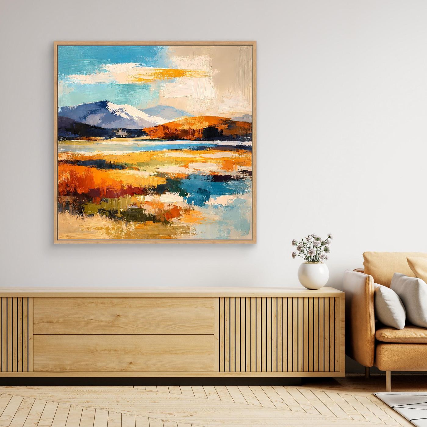 Leinwandbild mit abstrakter Berg- und Wasserlandschaft, gerahmt in hellem Holz