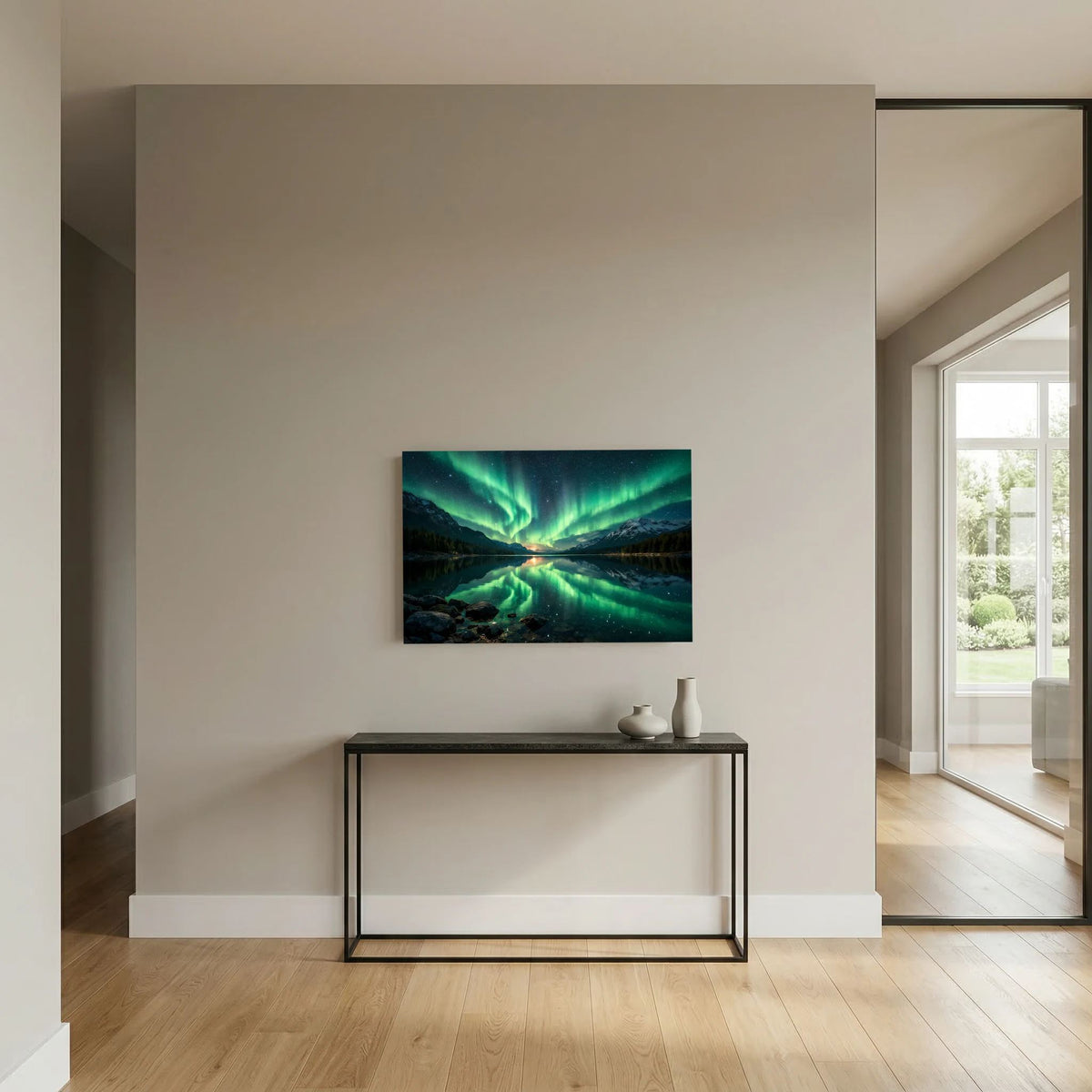 Querformatiges Fotowandposter mit grünen Polarlichtern über Bergsee und sternklarem Himmel