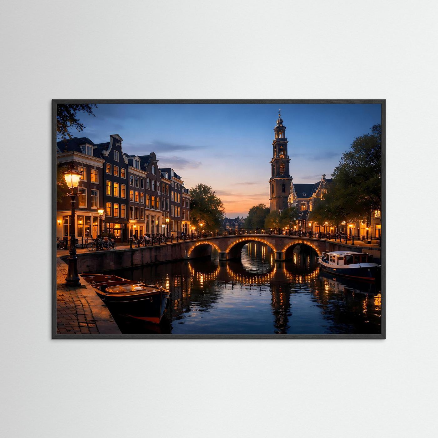 Wandbild Querformat mit schwarzem Rahmen: Amsterdamer Kanal bei Nacht, Brücke und Boot