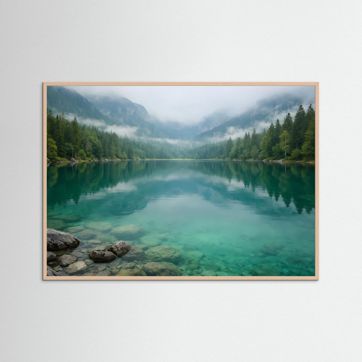 Bergsee im Nebel mit türkisfarbenem Wasser und Spiegelung, Fotodruck mit Rosenholzrahmen.