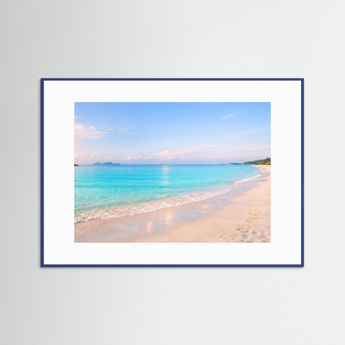 Panorama-Poster im blauen Holzrahmen: tropischer Strand mit türkisfarbenem Meer.