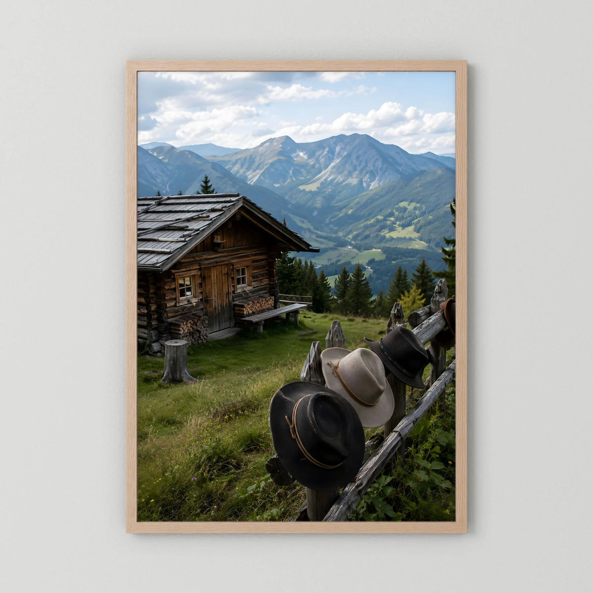 Hochformatiges Landschaftsposter mit Almhütte und Bergpanorama, im Holzrahmen