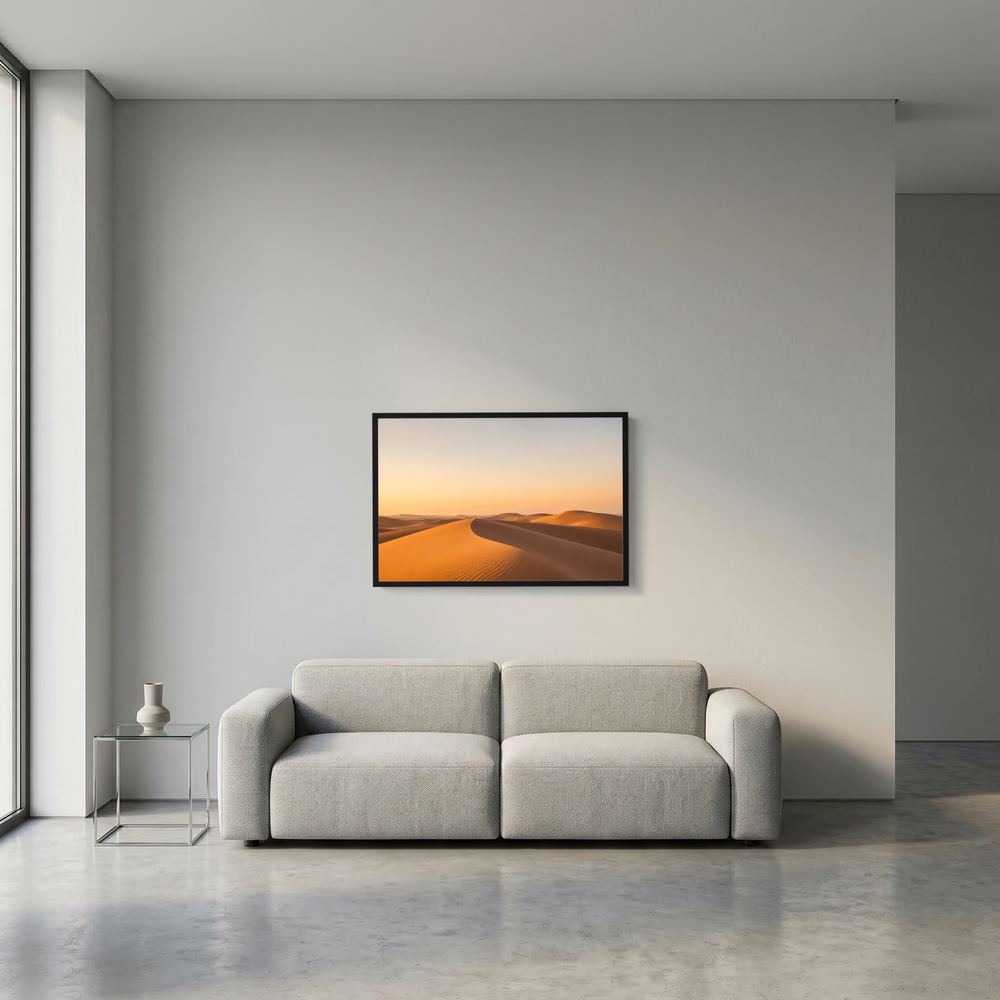 Querformat-Poster mit goldenen Sanddünen, schwarzer Rahmen, an der Wand im Wohnzimmer