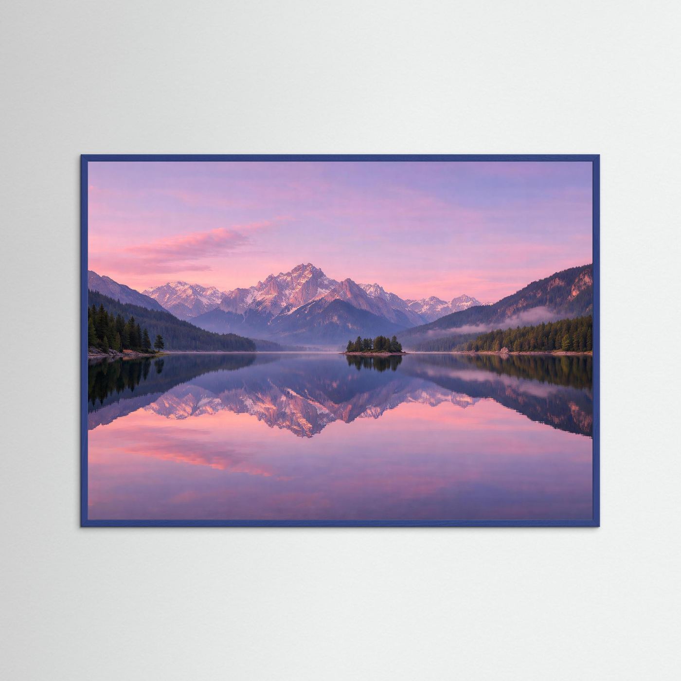 Naturposter im Querformat mit Alpenpanorama und Spiegelung im See, blauer Rahmen