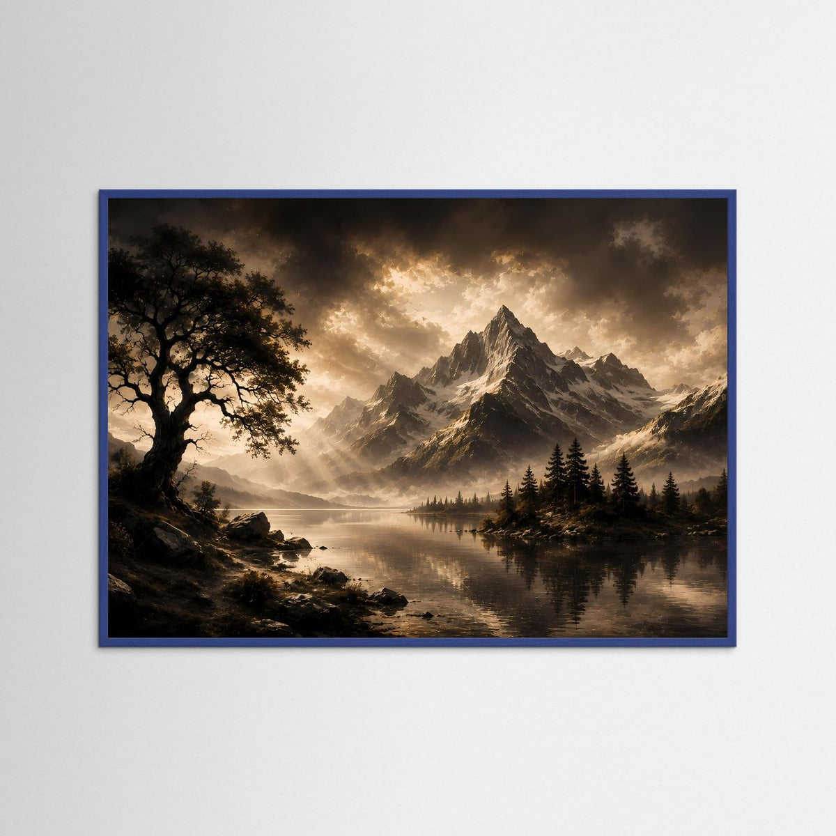Querformat-Poster im blauen Rahmen: Berglandschaft am See mit goldener Sonne, Gipfeln und Tannen