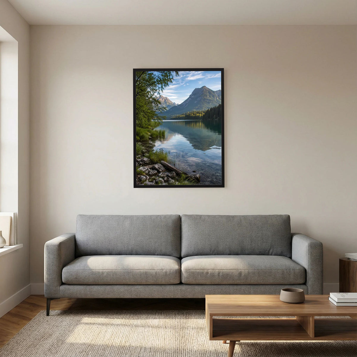 Gerahmtes Poster im Hochformat: See mit grünen Uferbereichen und kontrastreichen Bergformen