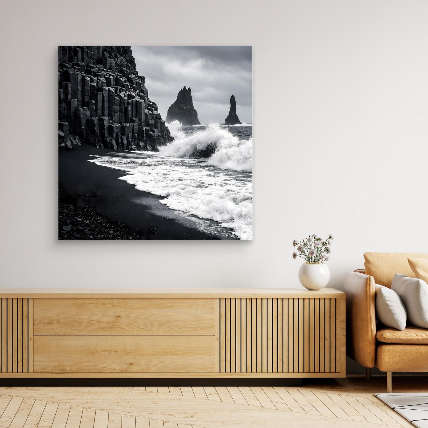 Leinwandbild: Schwarz-Weiß-Küstenmotiv mit schwarzem Sand und Basaltsäulen, dunkel gerahmt