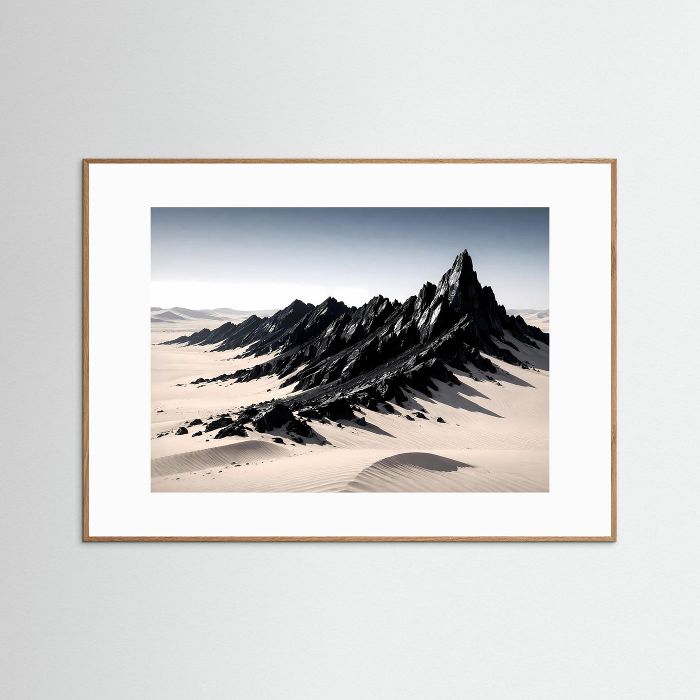 Poster im Querformat mit Sanddünen und Felsbergen, heller brauner Holzrahmen, weißer Rand