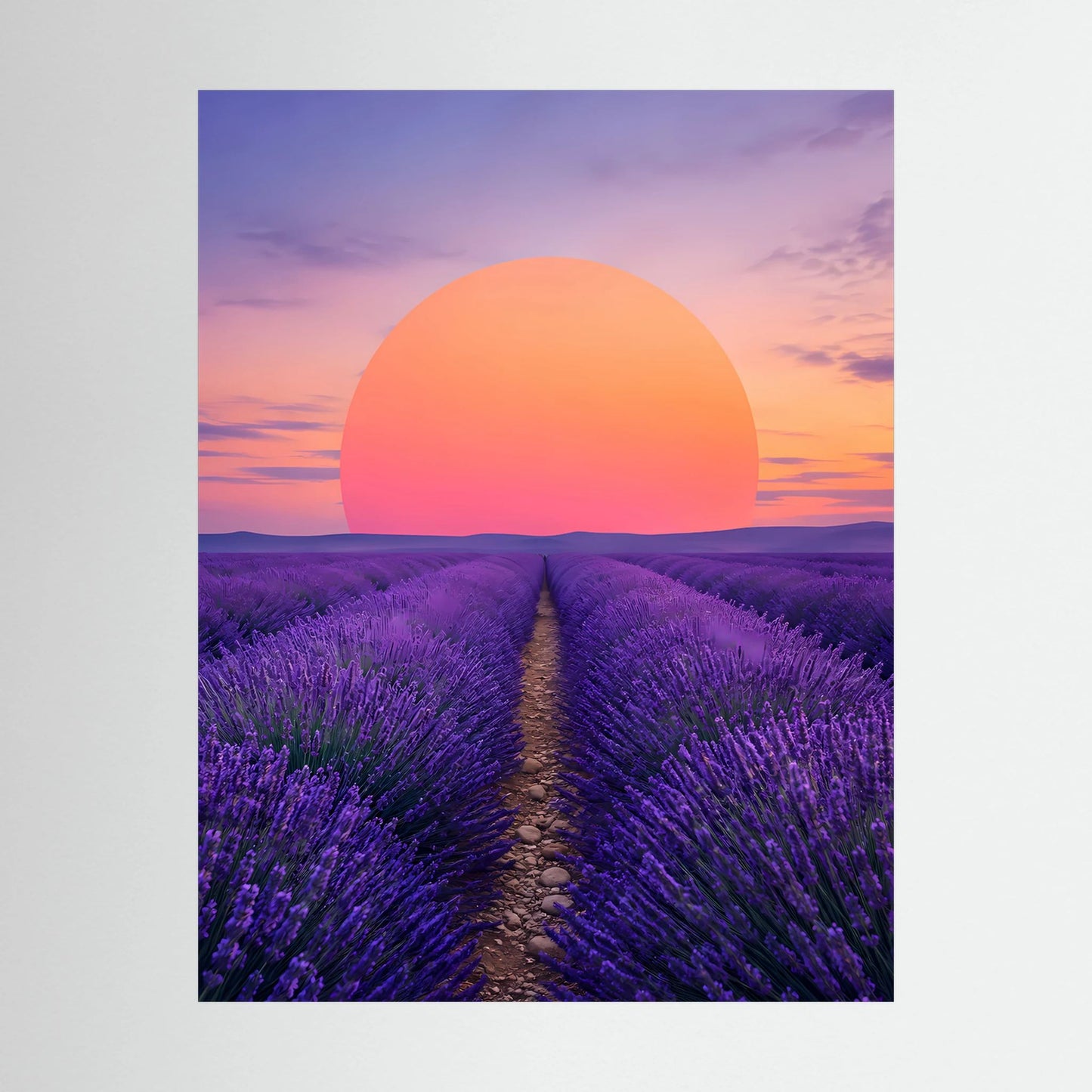Hochformat-Poster mit violettem Lavendelfeld und großer orangefarbener Sonne im Sonnenuntergang