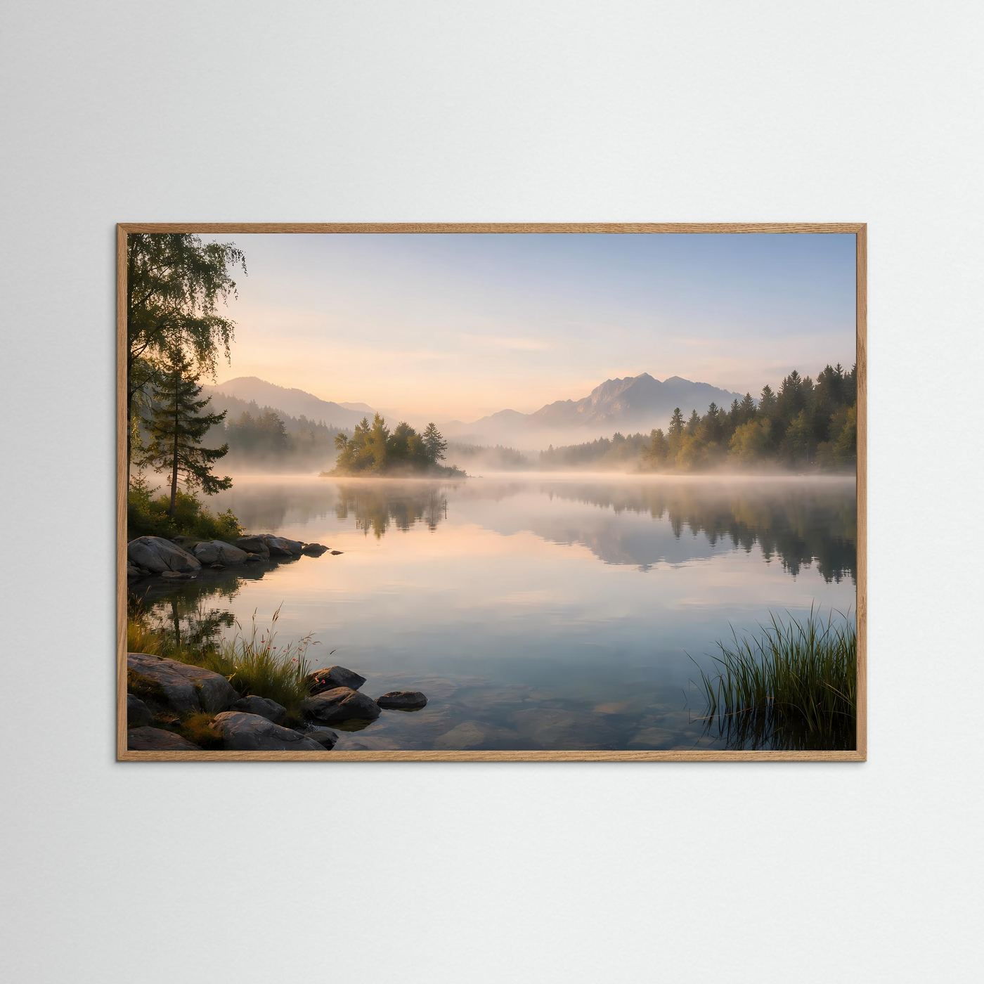 Panoramaposter mit Bergsee und Nebel, Uferfelsen und Schilf, brauner Holzrahmen