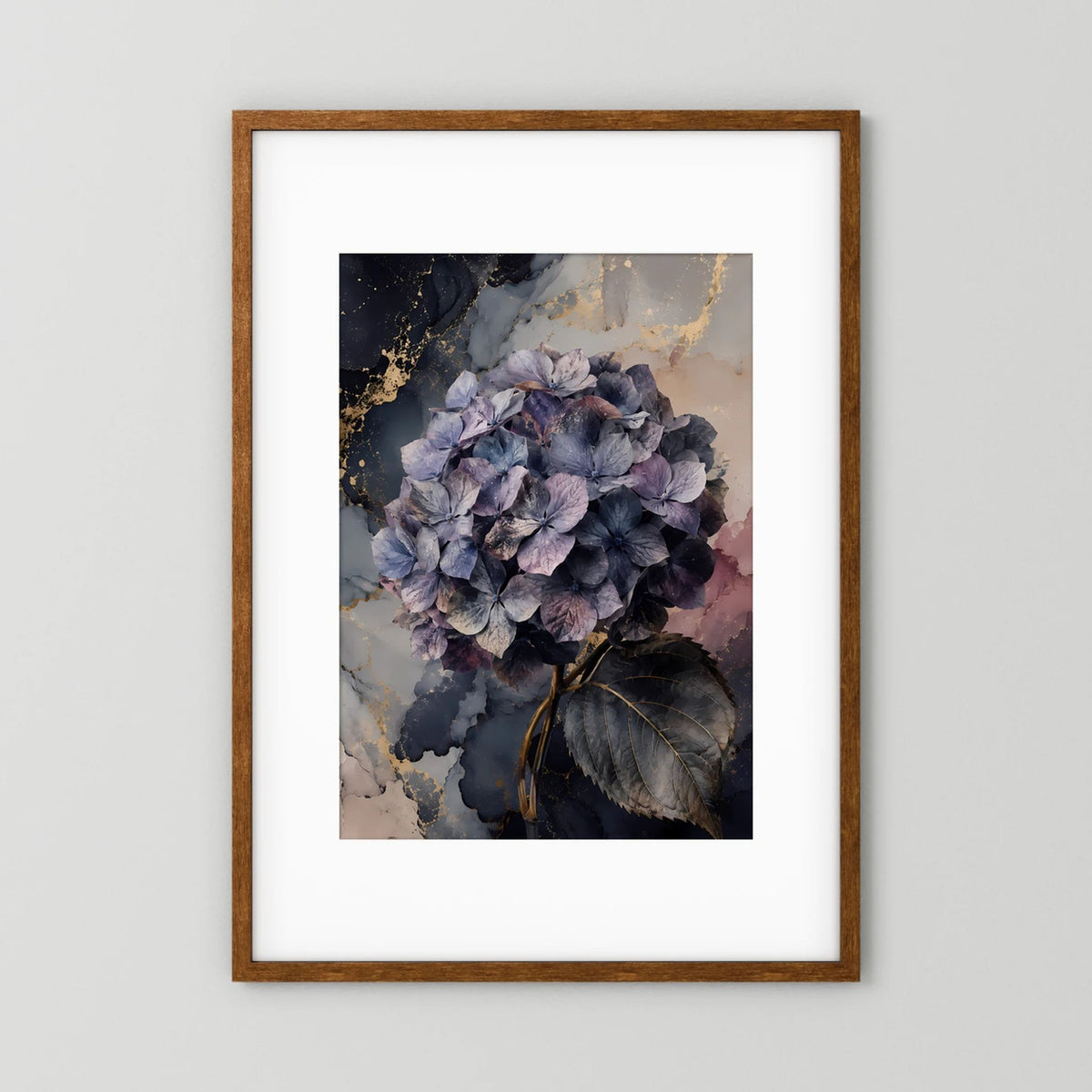 Hochformat-Poster mit violetten Hortensienblüten und goldenen Akzenten, im braunen Holzrahmen