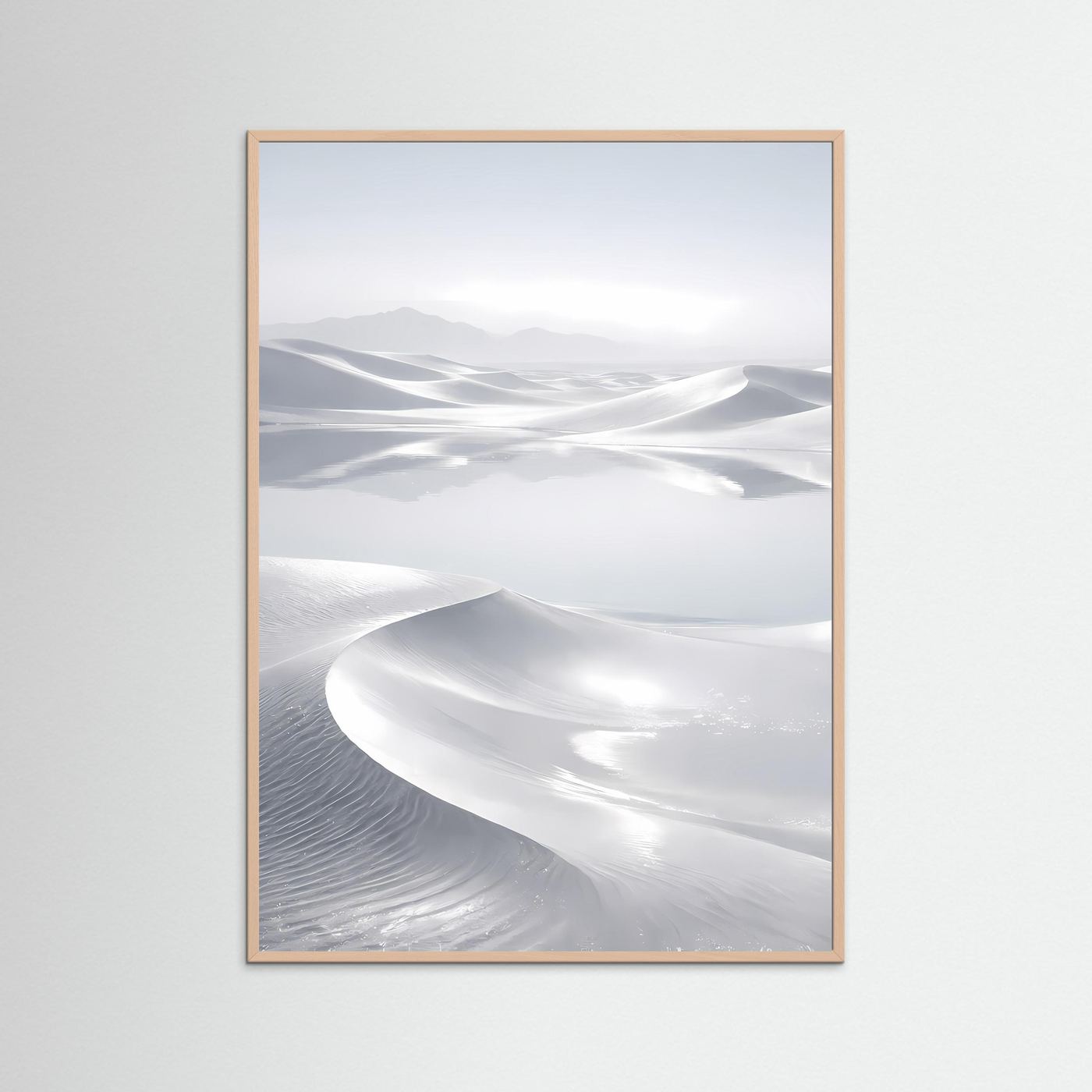 Wüstenposter mit abstrakter Dünenlandschaft in Weiß und Grau, beiger Holzrahmen