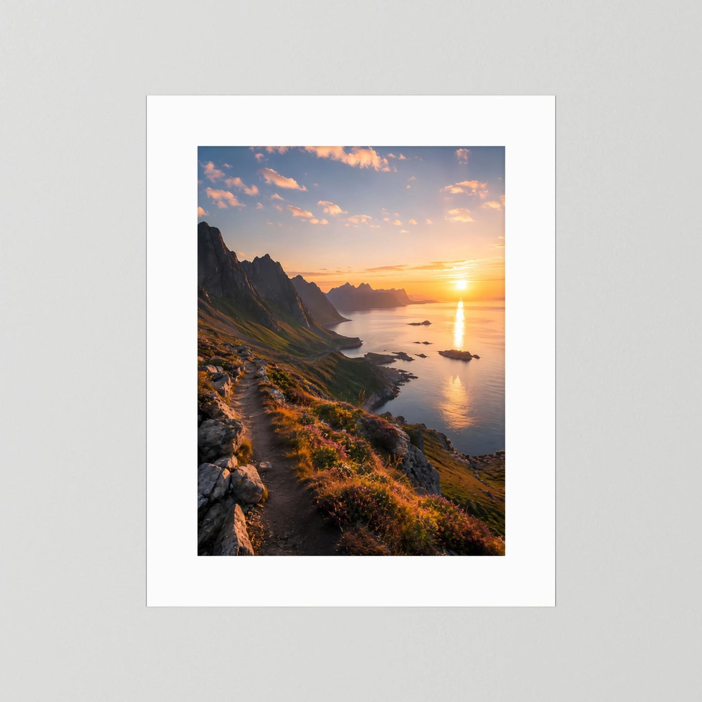 Poster im Hochformat mit weißem Rand und Küstenlandschaft bei Sonnenuntergang, Küstenpfad