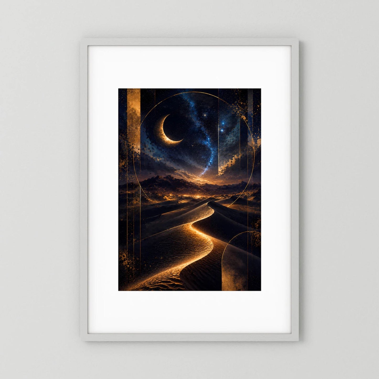 Gerahmtes Hochformat-Poster mit Mondsichel über nächtlicher Wüstenlandschaft und Lichtpfad