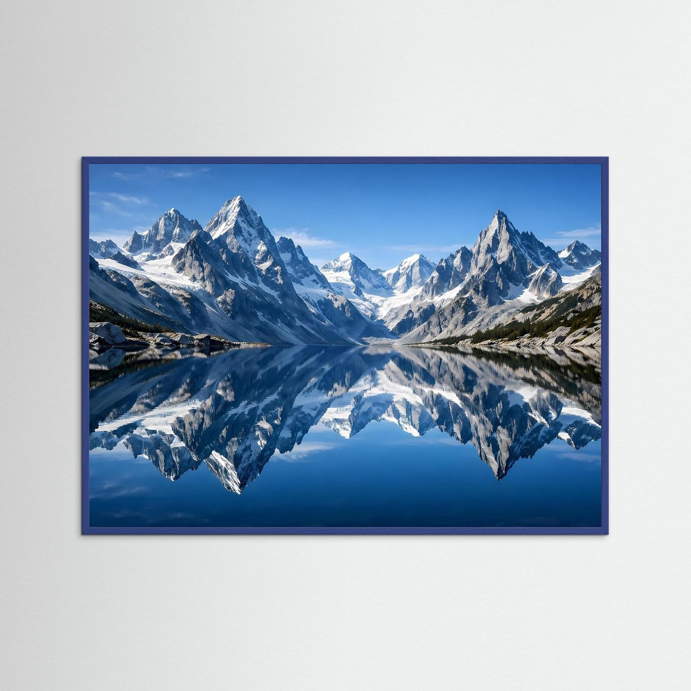 Alpen-Wandposter mit spiegelndem See und Bergpanorama, dunkler Rahmen