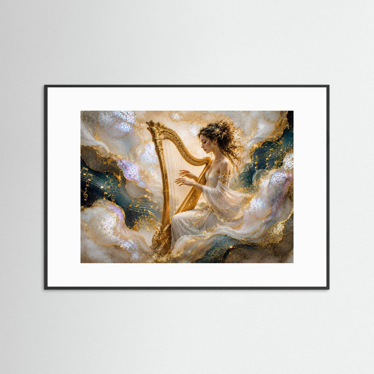 Querformat-Poster mit Harfenspielerin an goldener Harfe, weißes Kleid, schwarzer Holzrahmen