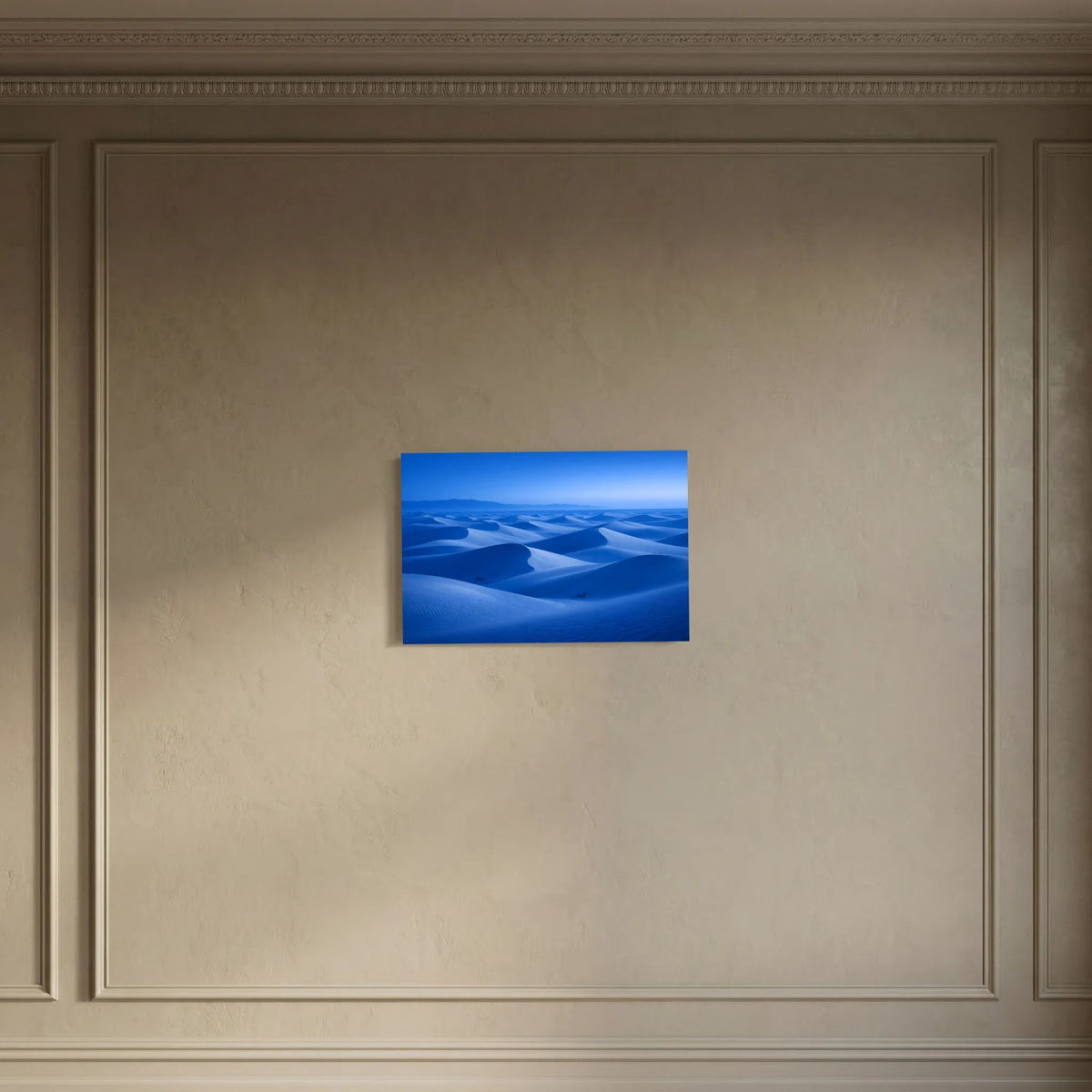 Blaues Wandbild mit Wüstenlandschaft und Dünen, im Querformat
