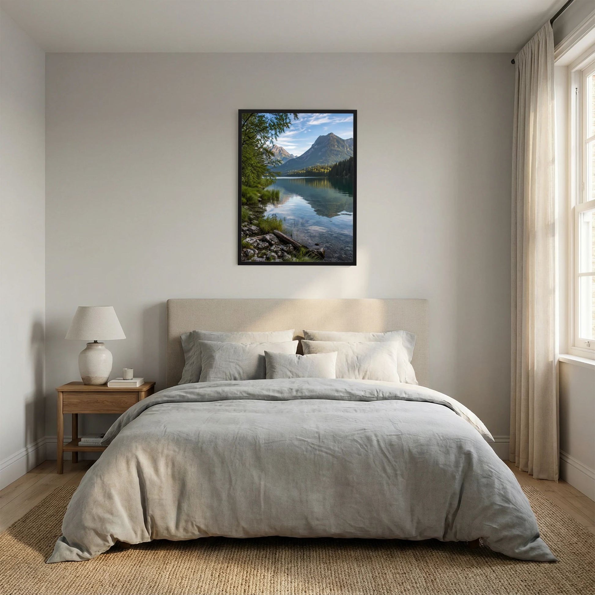 Gerahmtes Poster im Hochformat: alpine Landschaft mit Seeufer, Bäumen und Bergpanorama