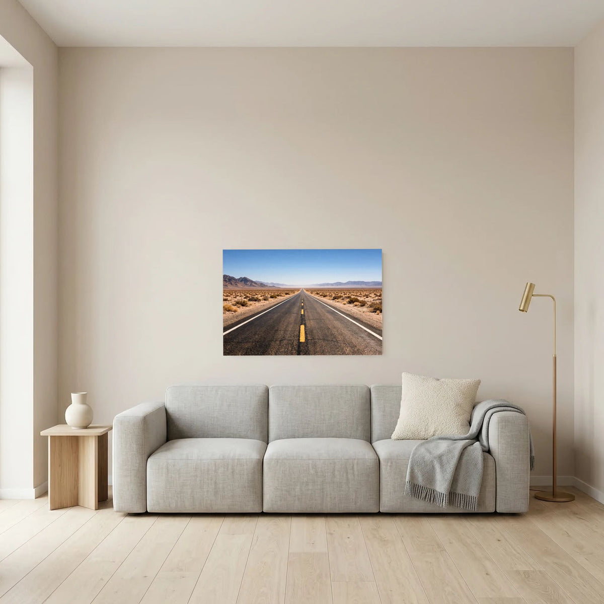 Wandbild im Querformat: lange Wüstenstraße zwischen niedrigen Büschen und Bergen.