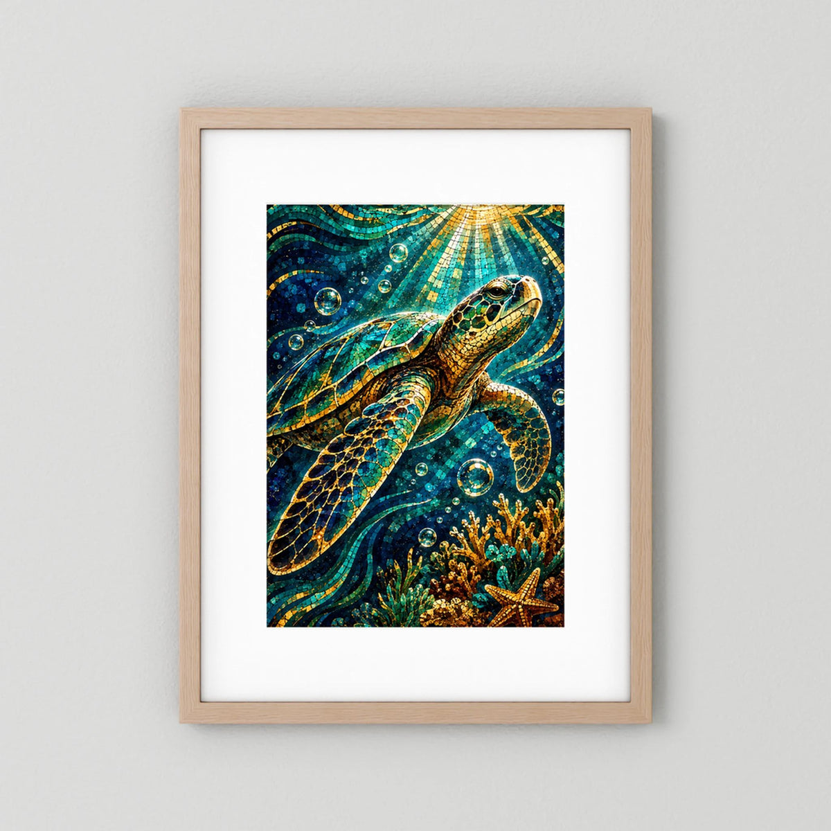 Gerahmtes Hochformat-Poster mit Meeresschildkröte im Mosaikstil, türkis-goldenem Unterwassermotiv