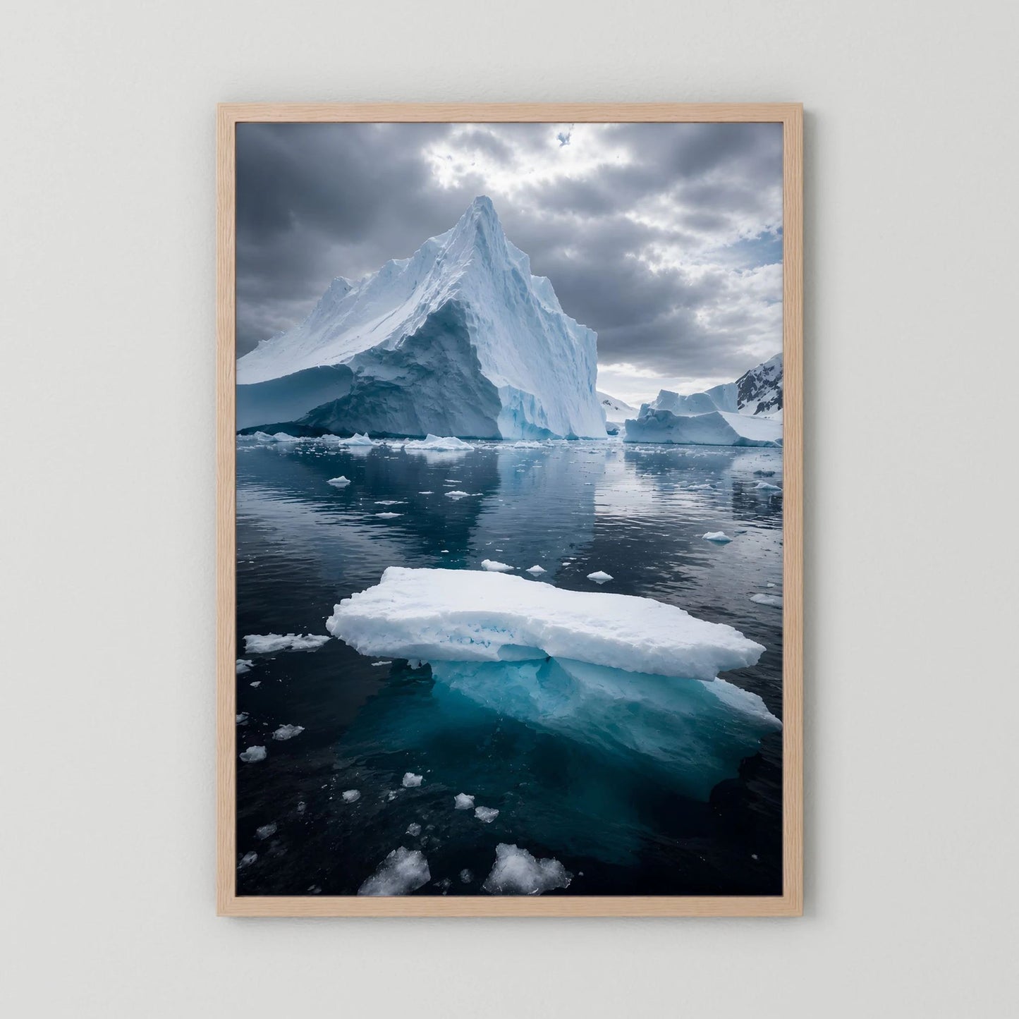 Poster mit Antarktis-Eislandschaft: Gletscherspitze, blaues Eis und Wasser, Holzrahmen