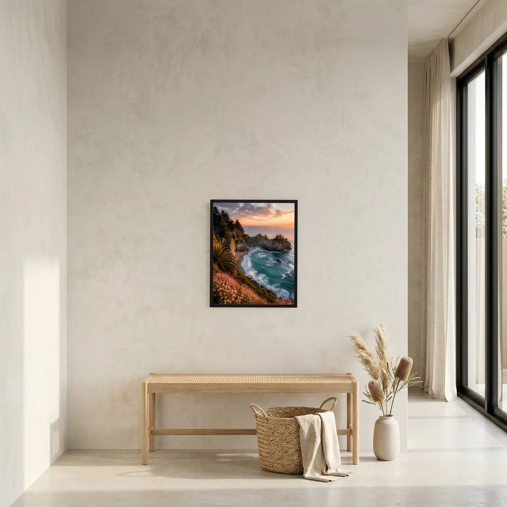Gerahmtes Hochformat-Kunstposter mit Felsküste, türkisblauem Meer, Wellen und Blumen