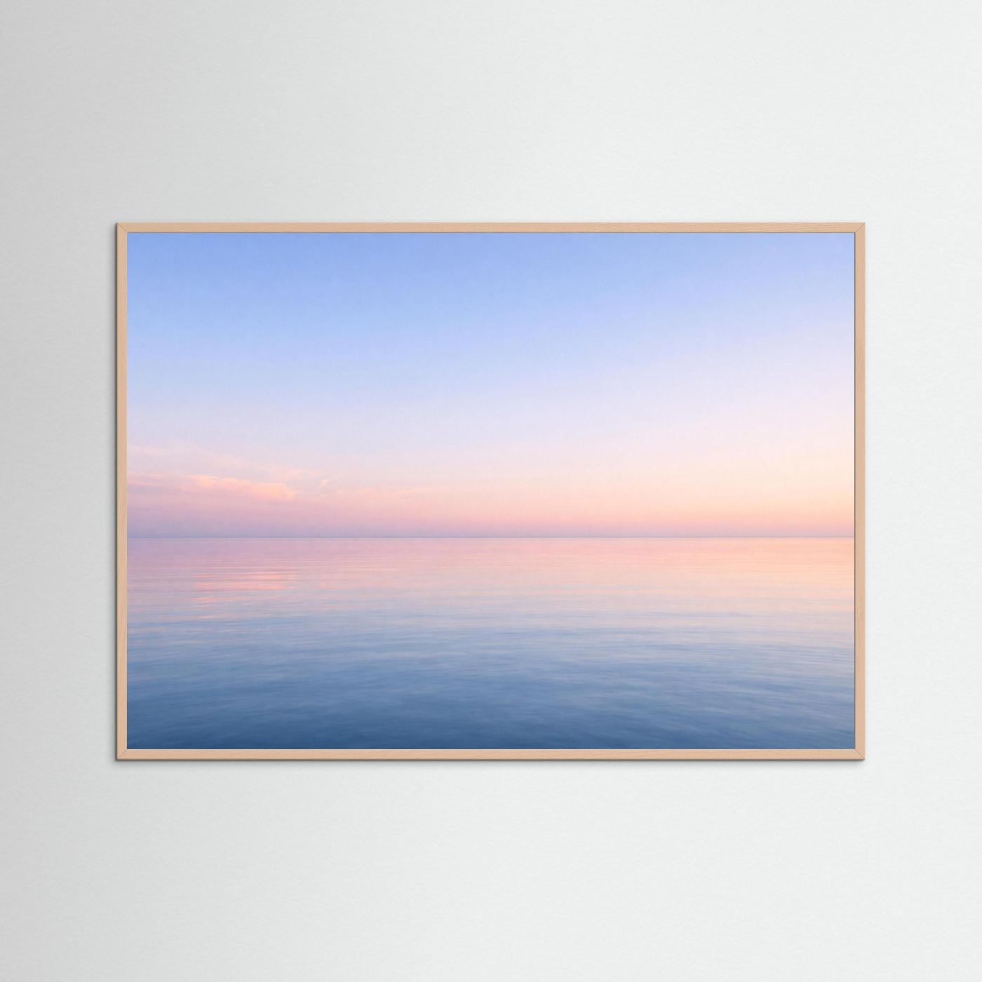 Querformat-Poster mit Meeresstimmung in Pastellrosa und Blau, roséfarbener Holzrahmen