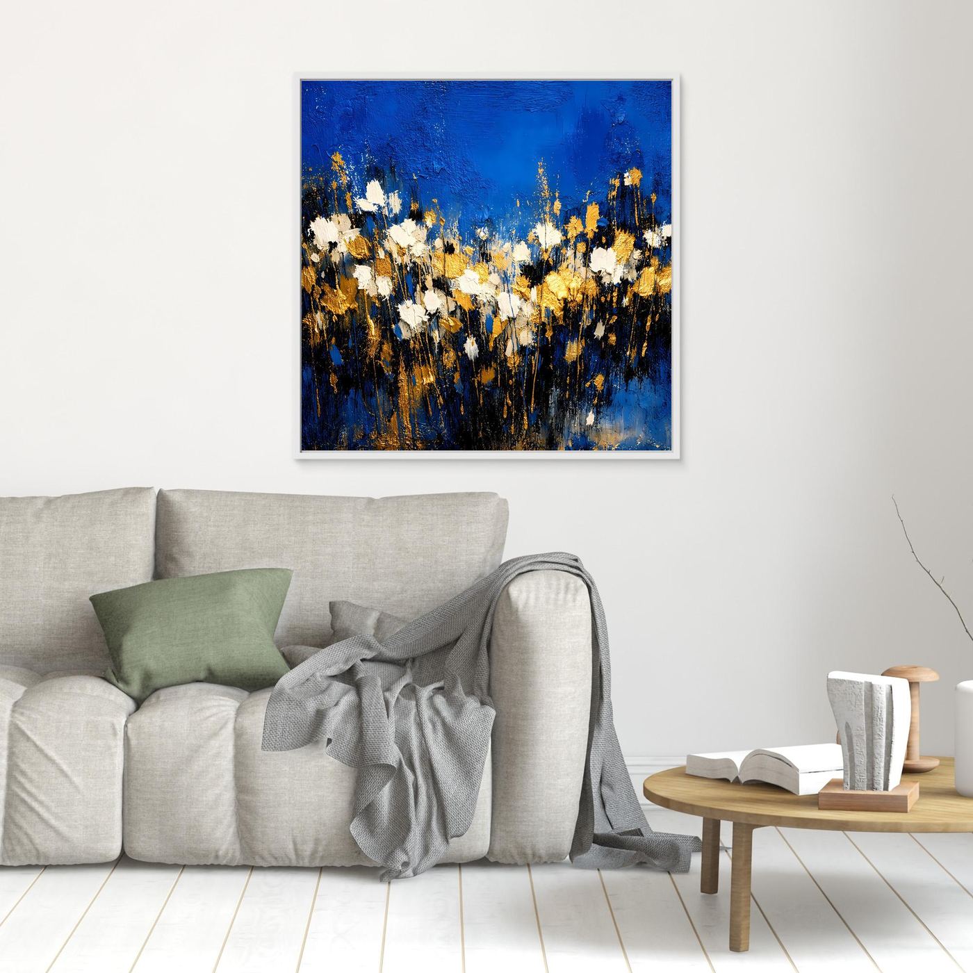 Wandbild mit abstraktem Blumenmotiv, blaue Flächen mit weißen und goldenen Akzenten, silberfarbener Rahmen