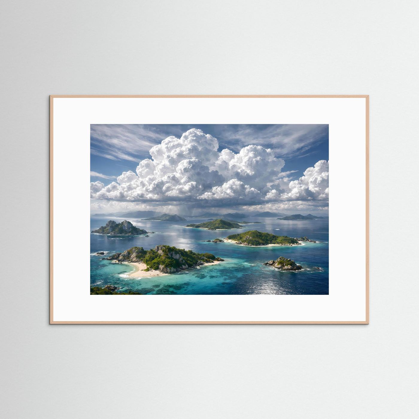 Poster mit tropischer Insellandschaft, Wolken über Lagune, rötlich-brauner Holzrahmen
