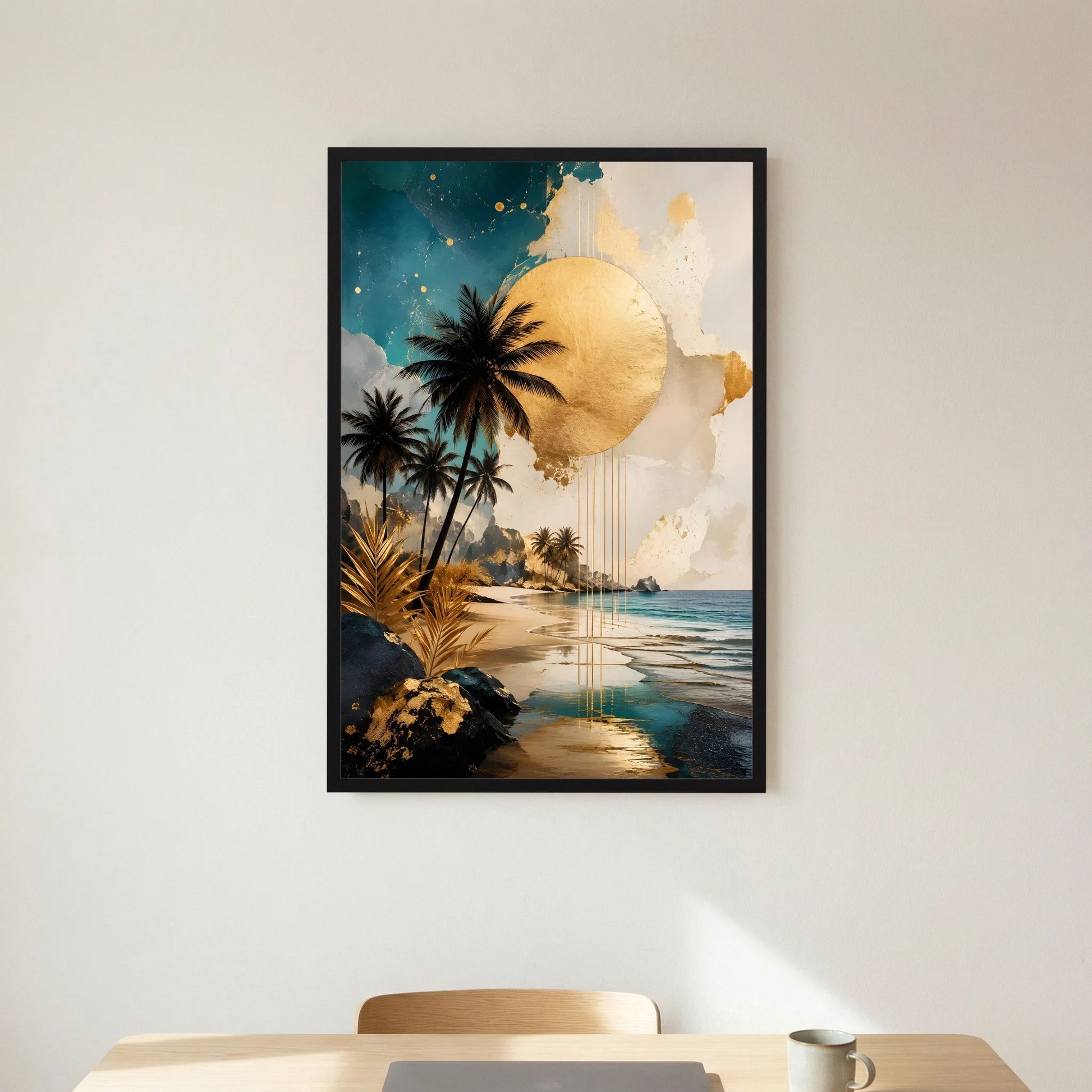 Tropisches Küstenposter im schwarzen Rahmen, mit Palmen und großer goldener Sonne