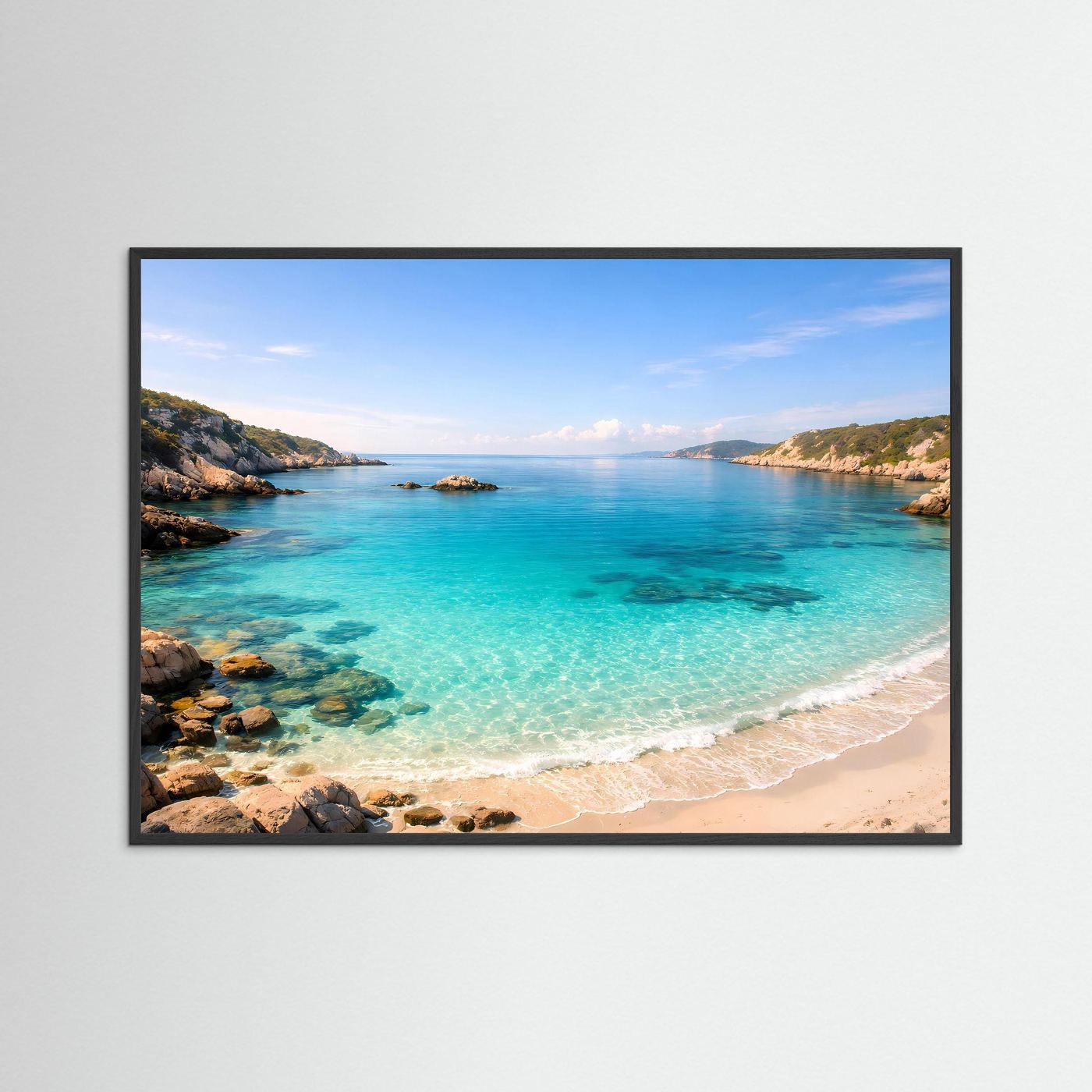 Meerstrand-Poster quer: türkisblaues Wasser, Sandstrand und Felsen; schwarze Rahmung.