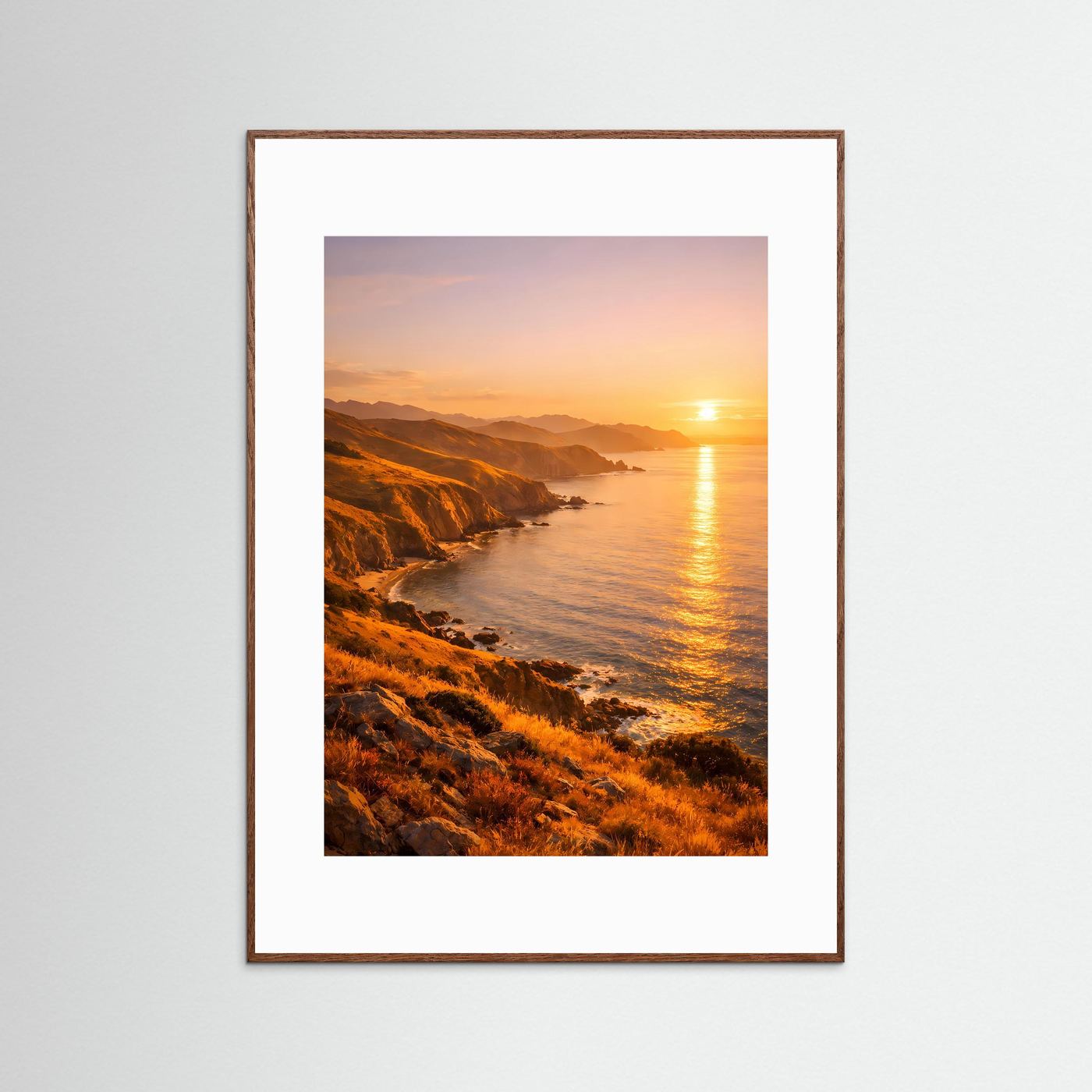 Mediterranes Küsten-Poster mit Steilufern im dunkelbraunen Holzrahmen, vertikal