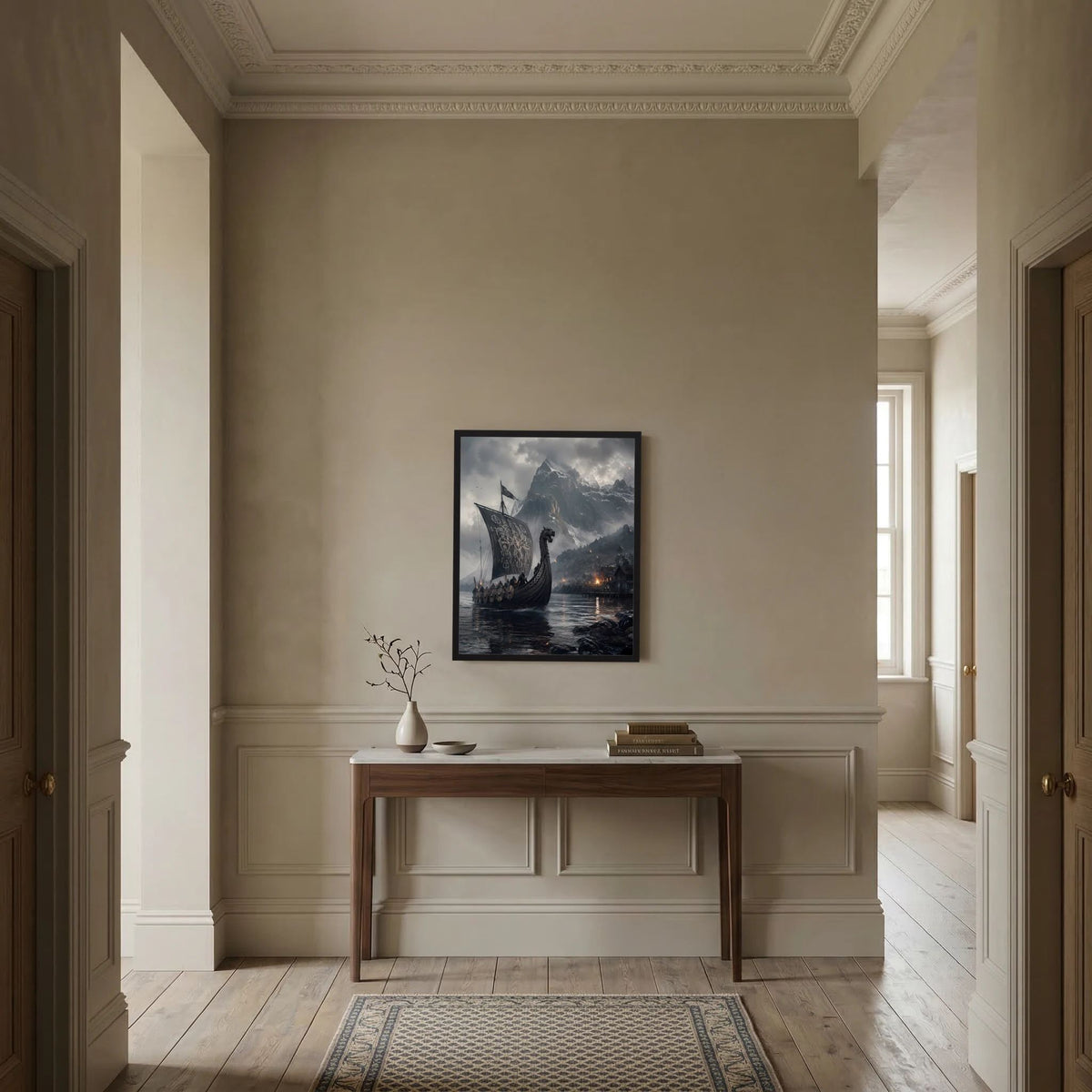 Wandposter mit Wikinger-Langschiff im Fjord, schwarzer Rahmen an klassischer Wand