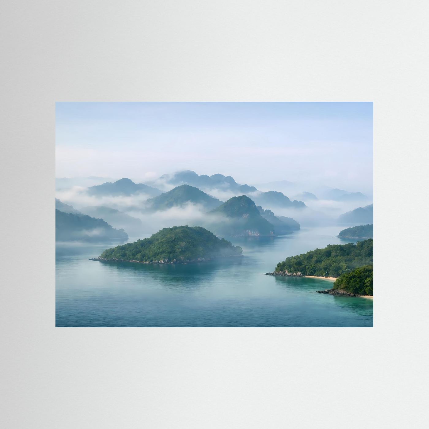 Poster mit Fjordlandschaft: ruhiges Wasser, bewaldete Inseln und Nebelberge im Querformat
