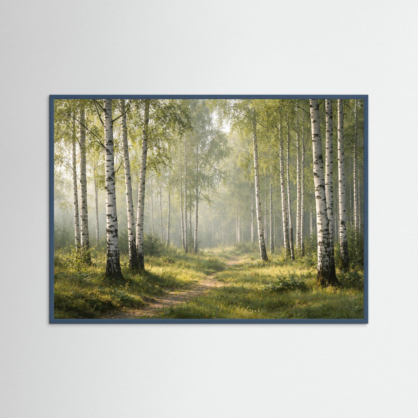 Panorama-Waldposter mit Birken im Morgennebel im dunklen Rahmen, Waldweg und Lichtglanz.