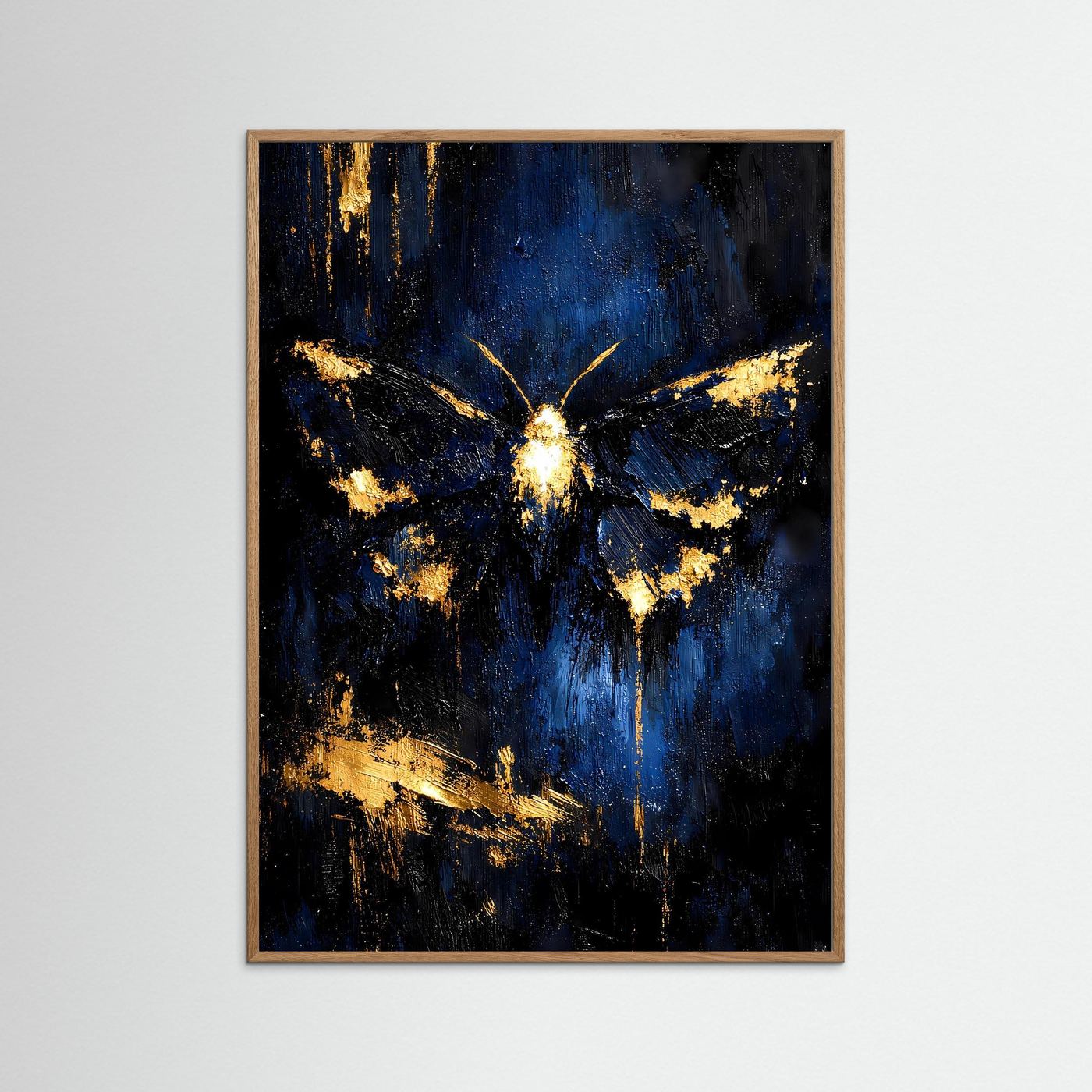 Schmetterling-Poster mit braunem Rahmen, blau-schwarzer Farbverlauf und goldene Flügel