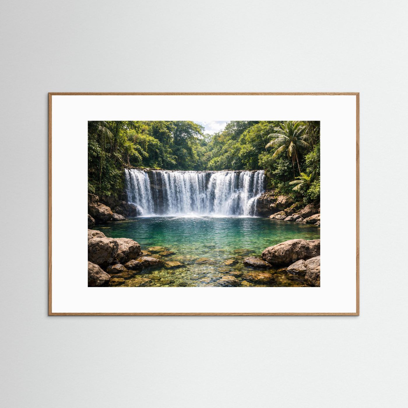 Panorama-Poster mit Dschungel-Wasserfall und Naturbecken, heller Holzrahmen