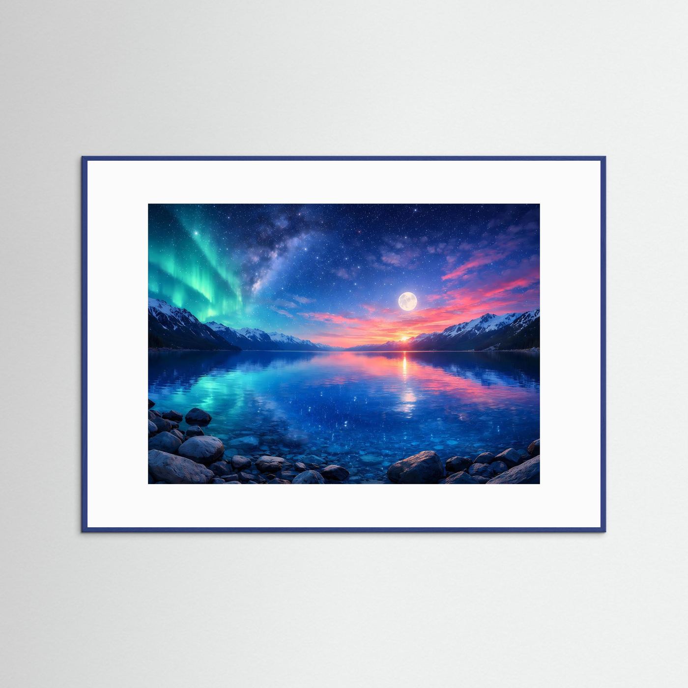 Wandbild mit Polarlicht über Mondsee, Berge und Steinufer, dunkelblauer Rahmen
