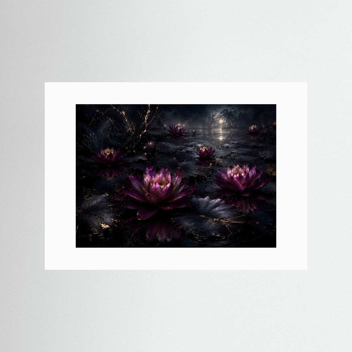 Seerosen-Wandbild mit violetten Blüten in dunkler Szene, weißer Passepartout-Rahmen