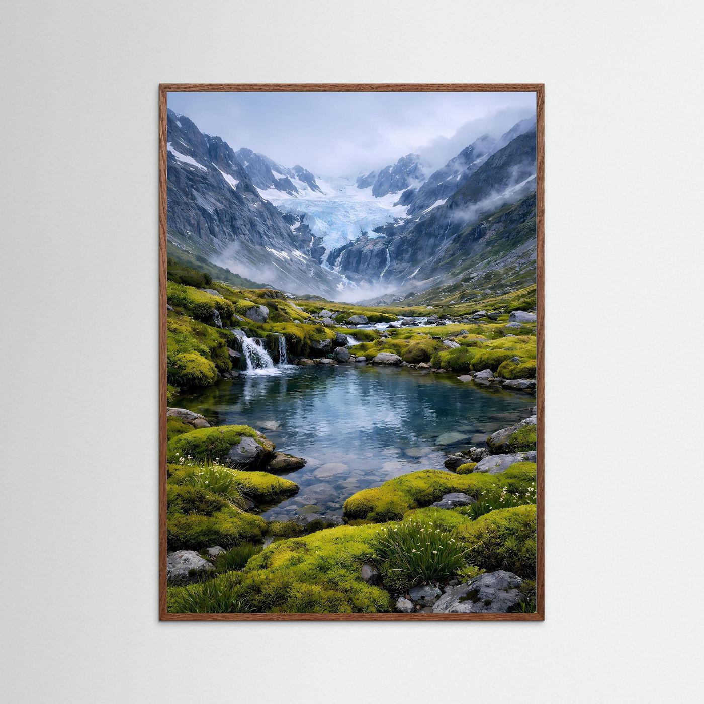 Gerahmtes Poster mit braunem Holzrahmen: Gletscher, Bergbach und moosige Felsen