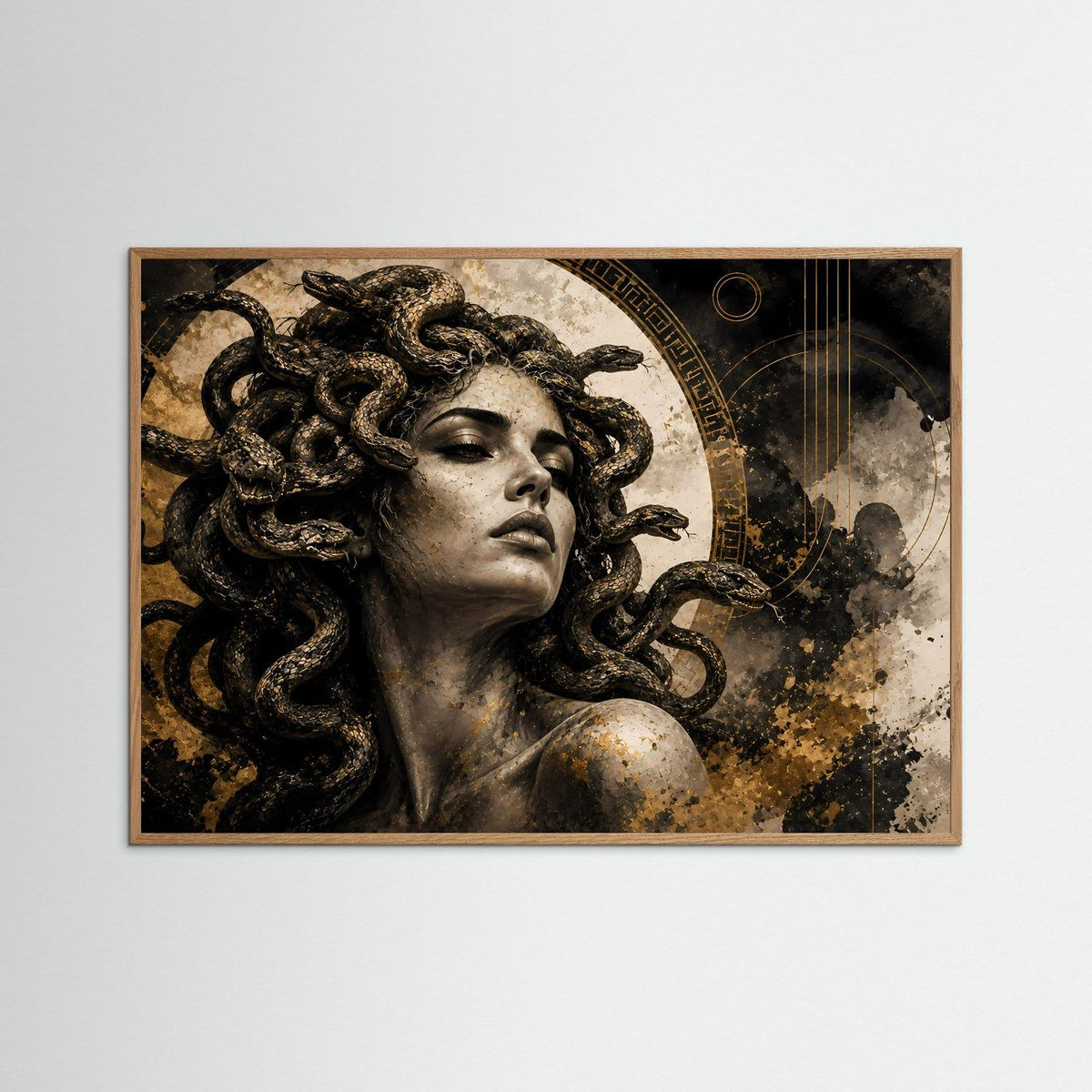 Wandkunst mit Medusa-Porträt: Frauengesicht mit Schlangenhaaren, Golddetails auf dunklem Hintergrund, hellbraun gerahmt