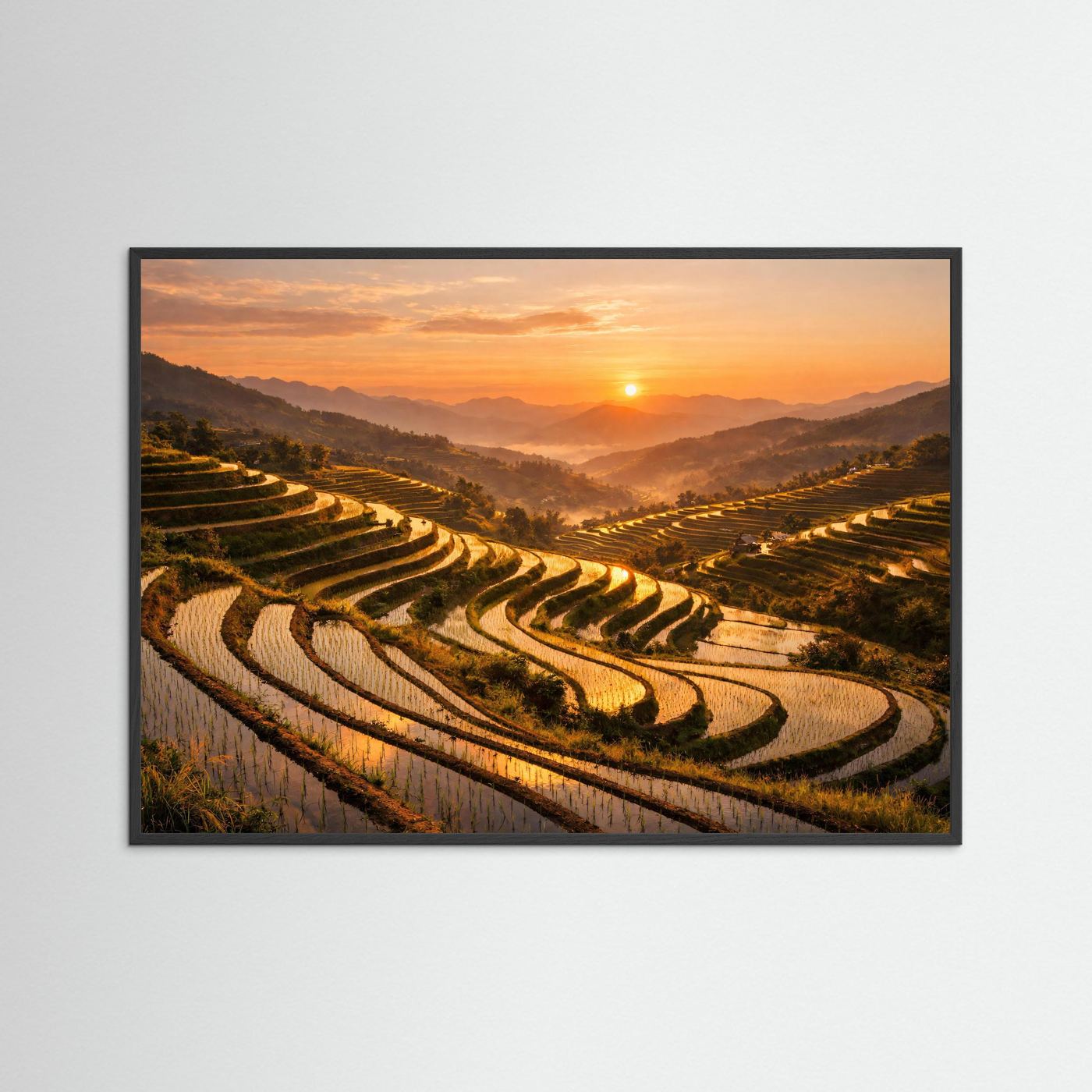 Wandposter mit schwarzem Rahmen und Fotomotiv von Reisterrassen im Sonnenuntergang