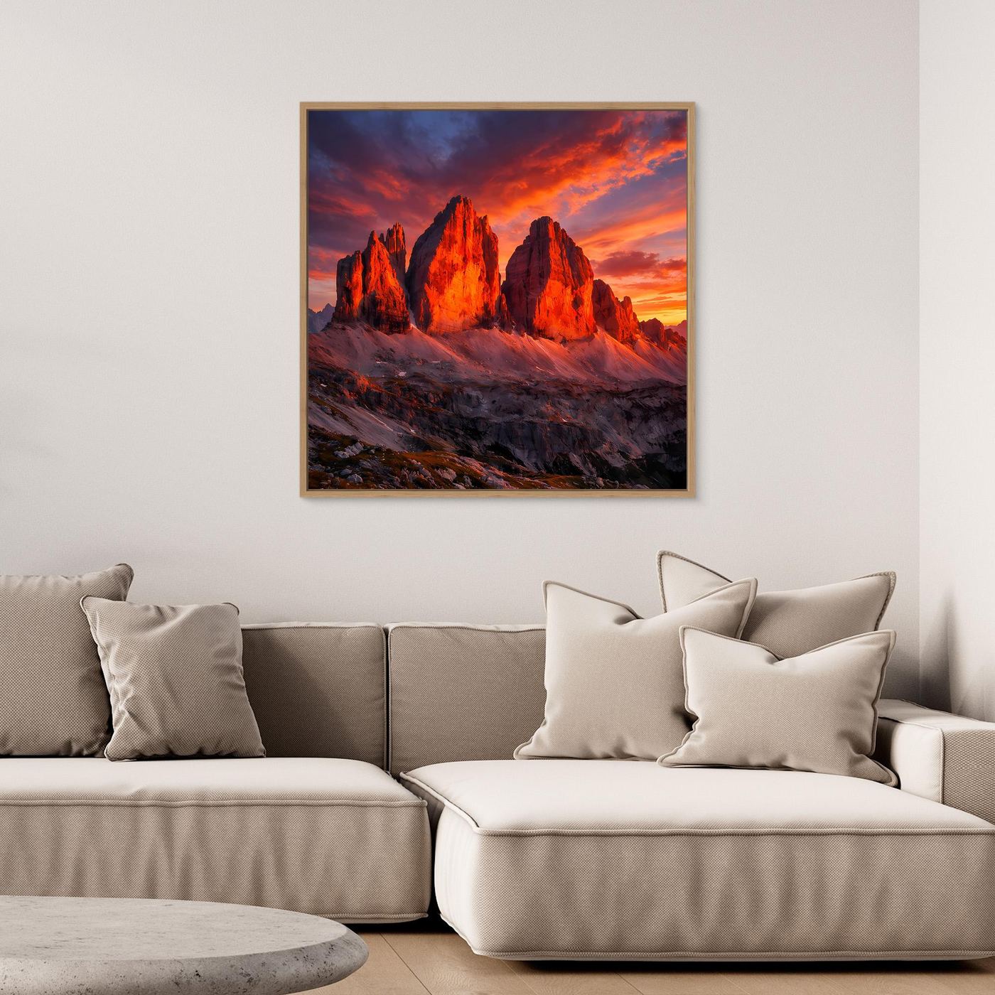 Leinwandbild mit Bergsilhouetten bei Alpenglühen in Orange und Blau, mit hellem Holzrahmen