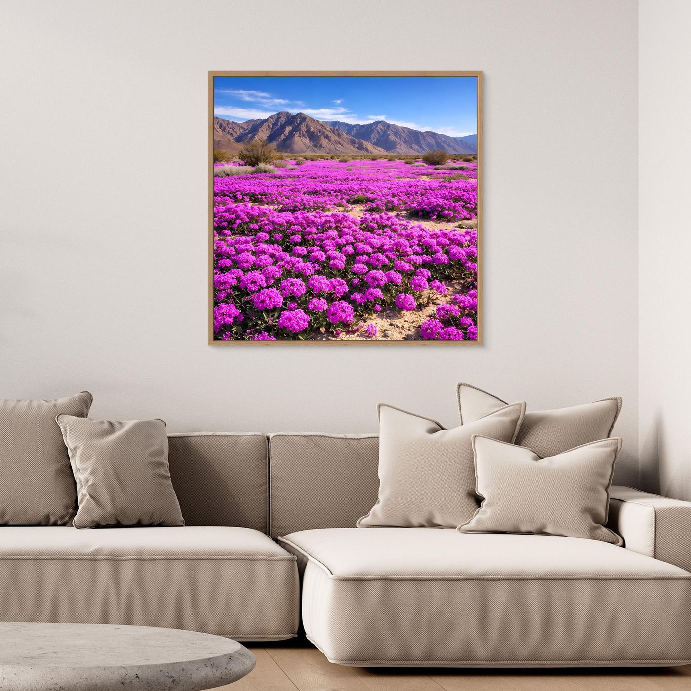 Leinwandbild mit violettem Wüstenfeld und Bergpanorama, mit Holzrahmen