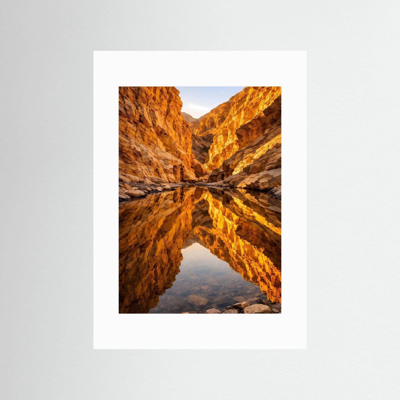 Canyon-Poster mit Wasserspiegelung und weißem Passepartout ohne Rahmen.
