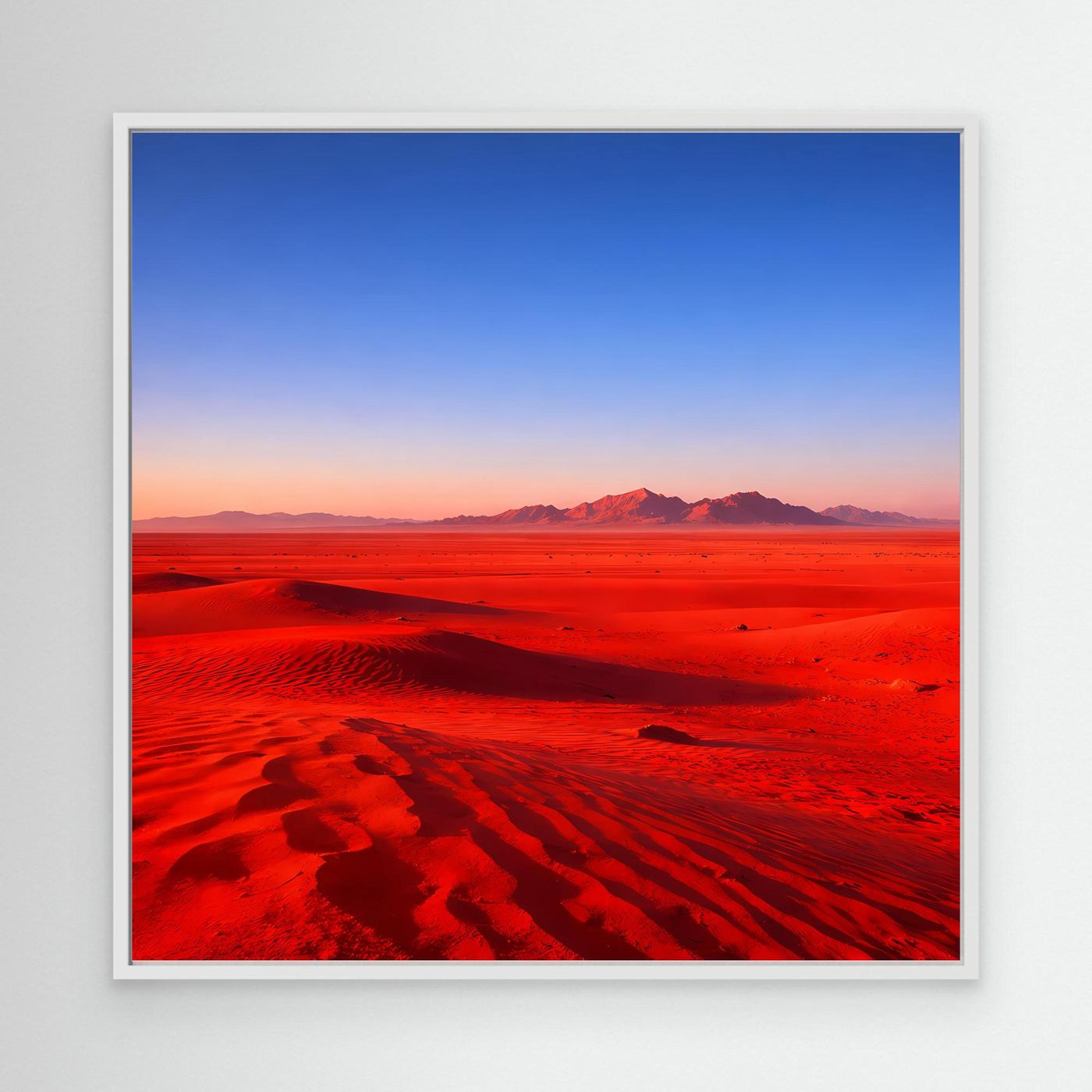 Leinwandbild mit roter Wüste und Dünen bei Dämmerung, weißer Rahmen