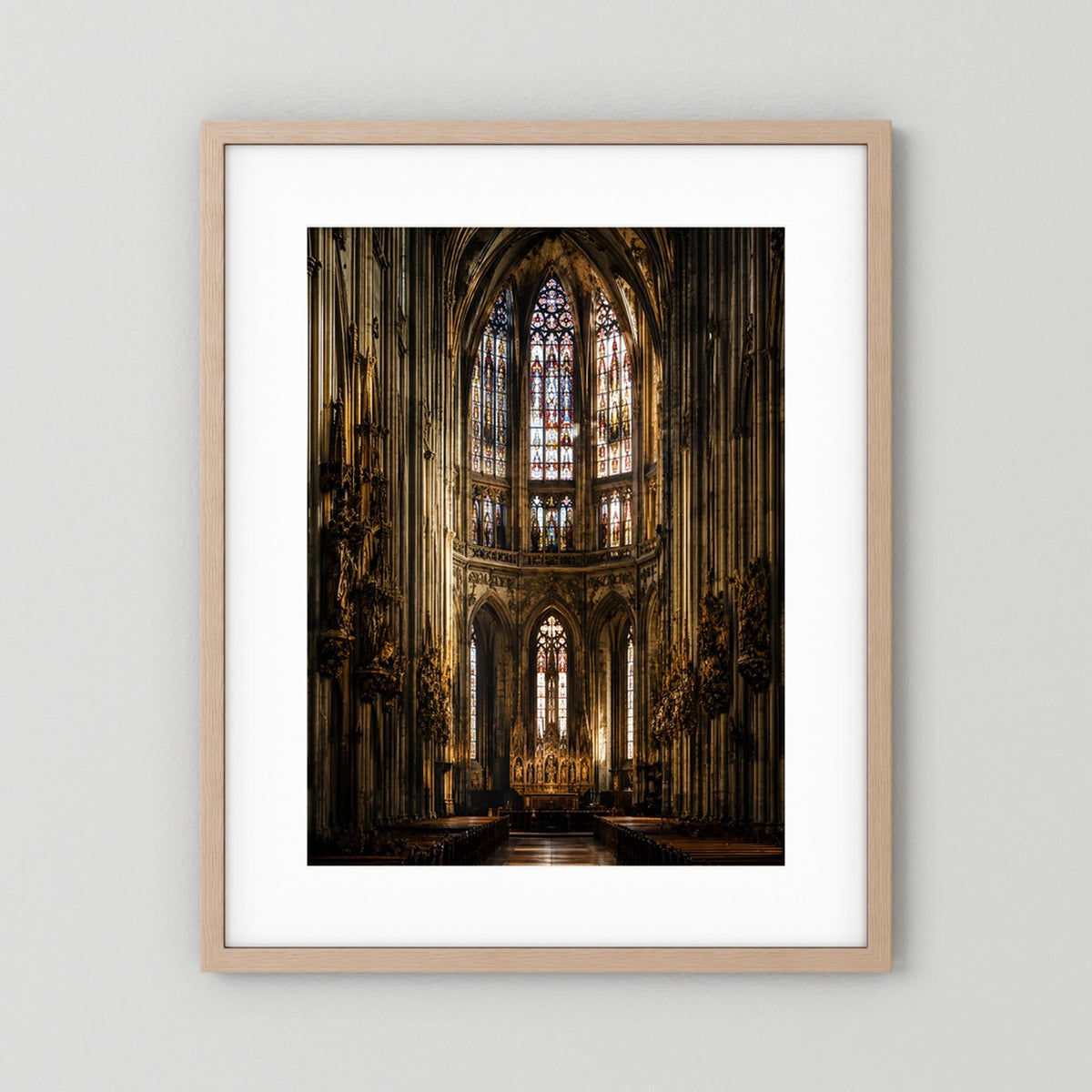 Kunstposter im hellen Holzrahmen mit gotischem Kircheninnenraum und Buntglasfenster