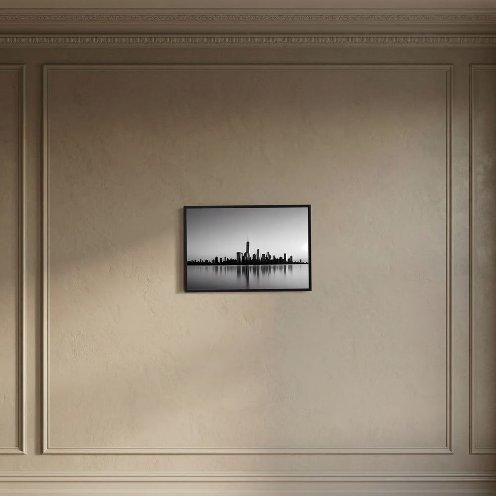 Wandposter im Querformat mit Schwarzweiß-Skyline und Spiegelung, schwarz gerahmt
