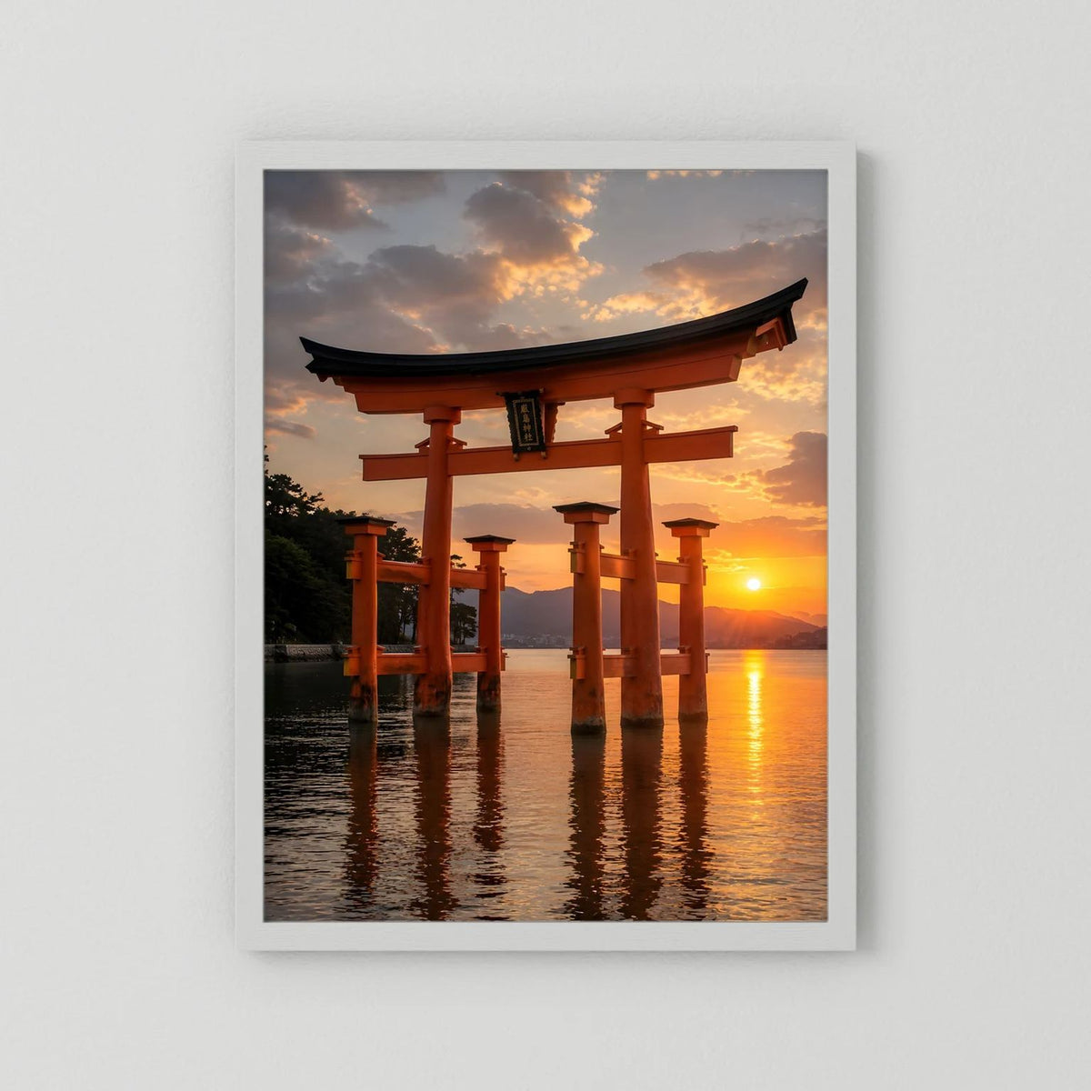 Japan-Torii-Wandposter im weißen Rahmen, hochformatig mit Sonnenuntergang am Wasser